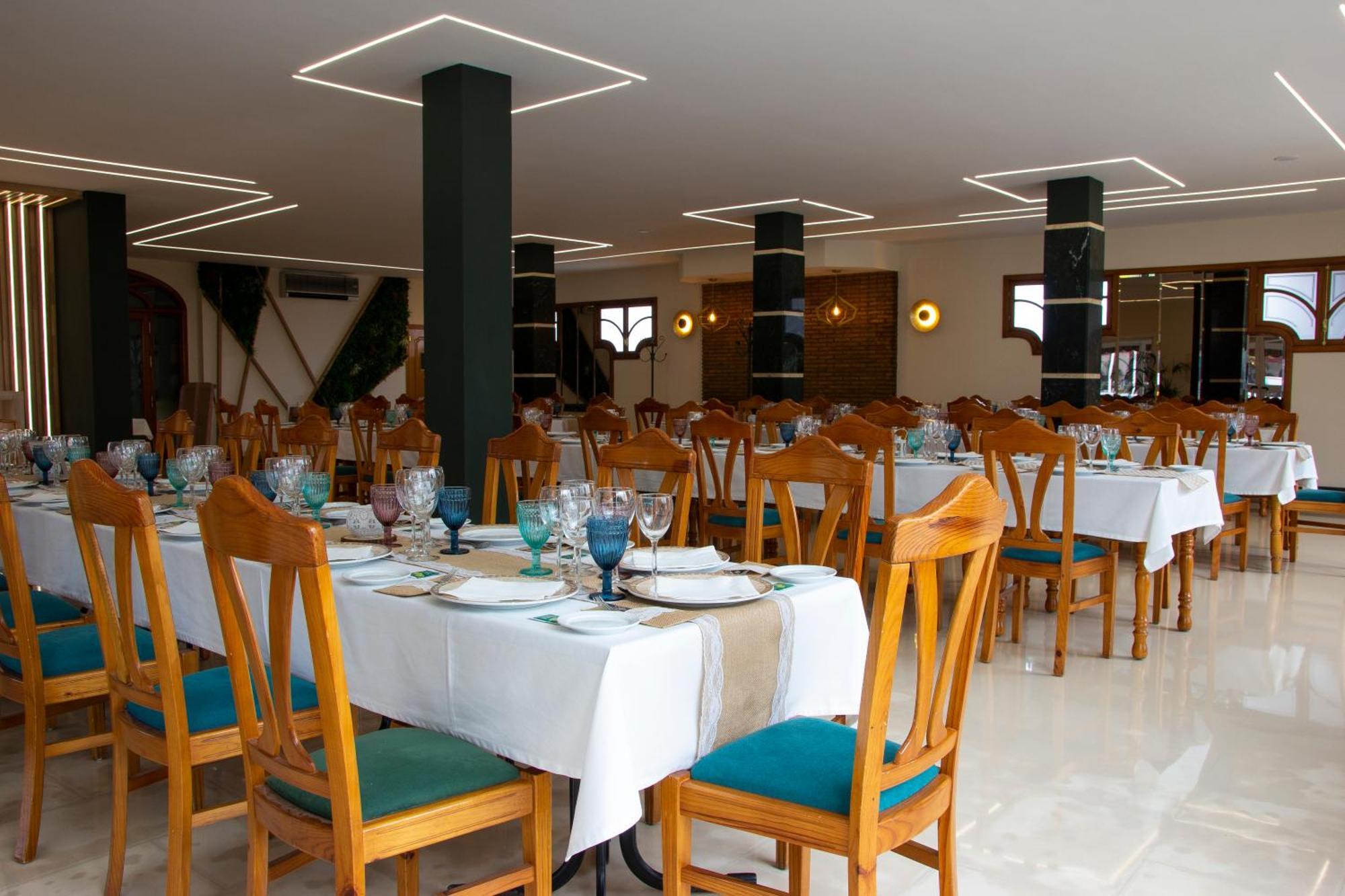 Hostal Restaurante El Cary Montemayor Exterior photo